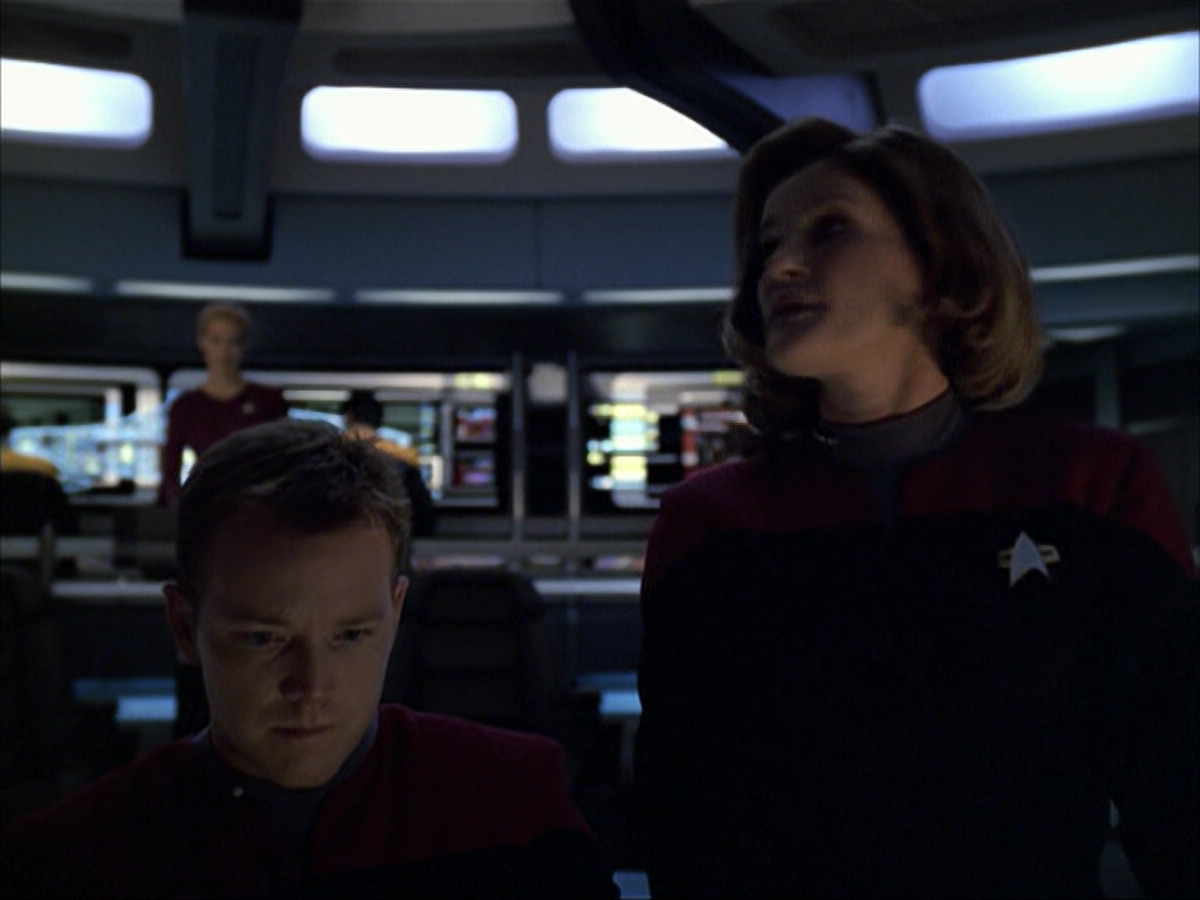 extant_StarTrek_VOY_6x07-DragonsTeeth_00448.jpg