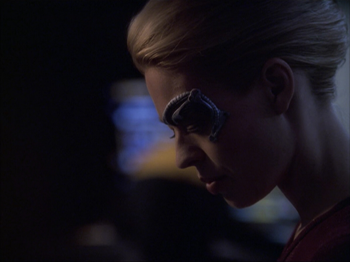 extant_StarTrek_VOY_6x07-DragonsTeeth_00488.jpg