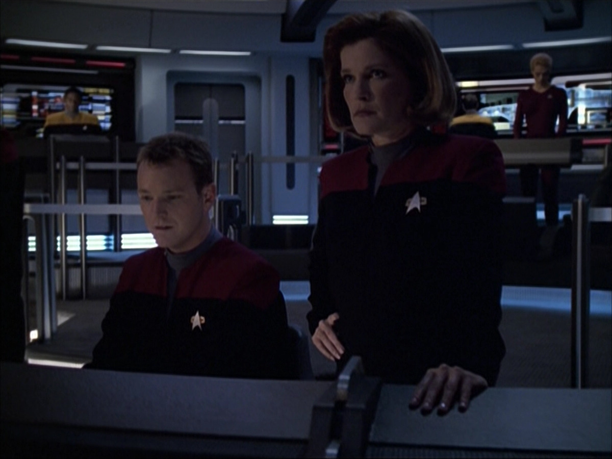 extant_StarTrek_VOY_6x07-DragonsTeeth_00533.jpg