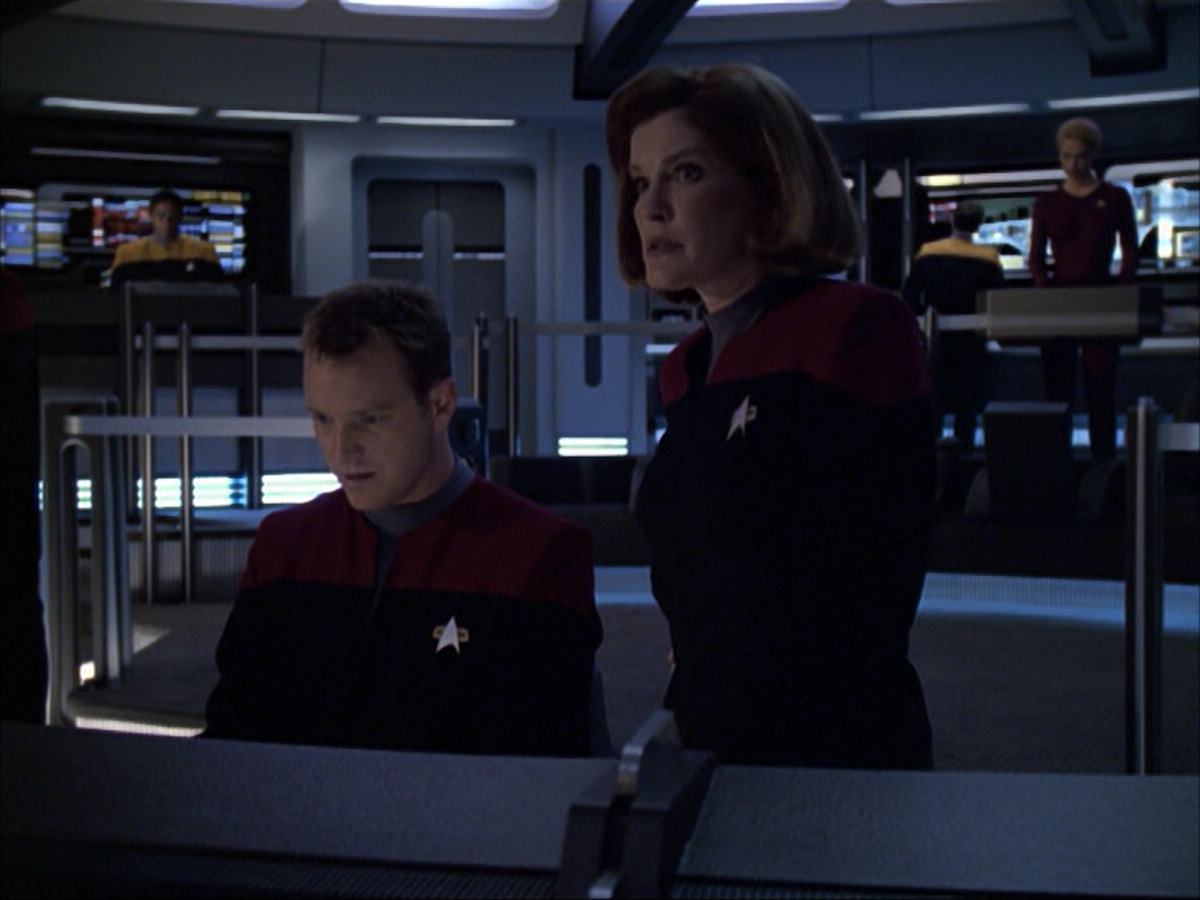 extant_StarTrek_VOY_6x07-DragonsTeeth_00567.jpg