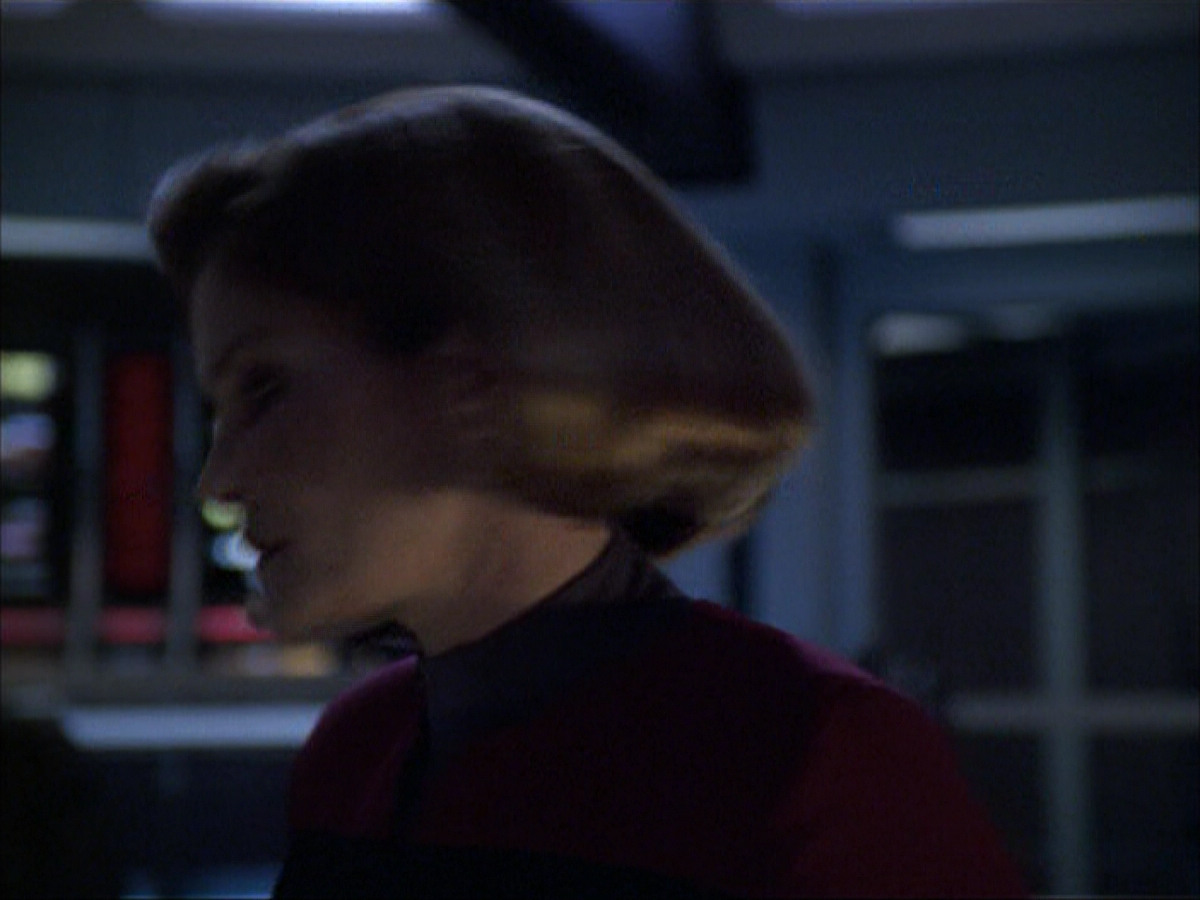 extant_StarTrek_VOY_6x07-DragonsTeeth_00611.jpg