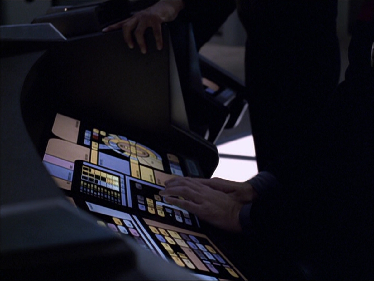 extant_StarTrek_VOY_6x07-DragonsTeeth_00631.jpg