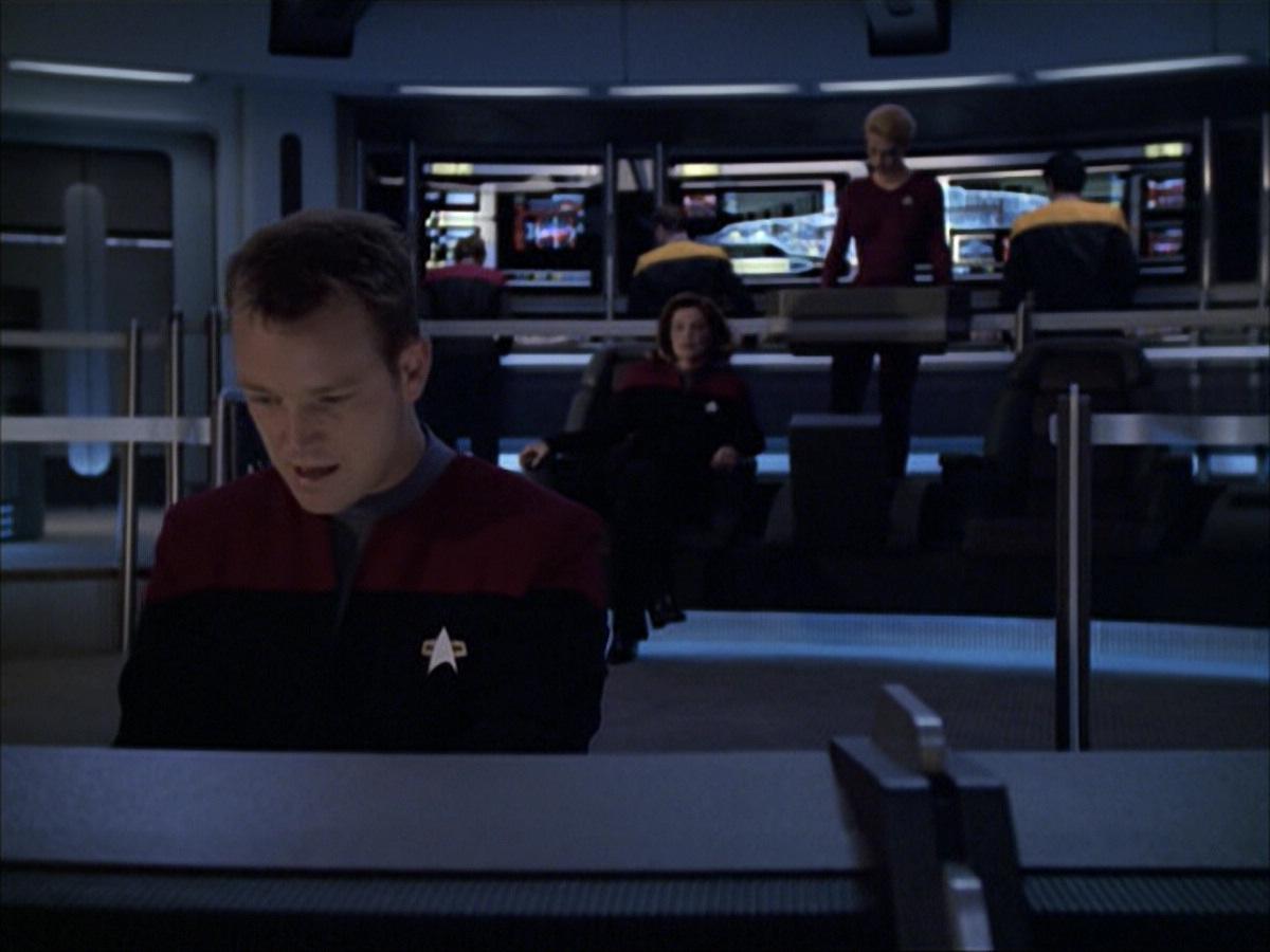 extant_StarTrek_VOY_6x07-DragonsTeeth_00634.jpg