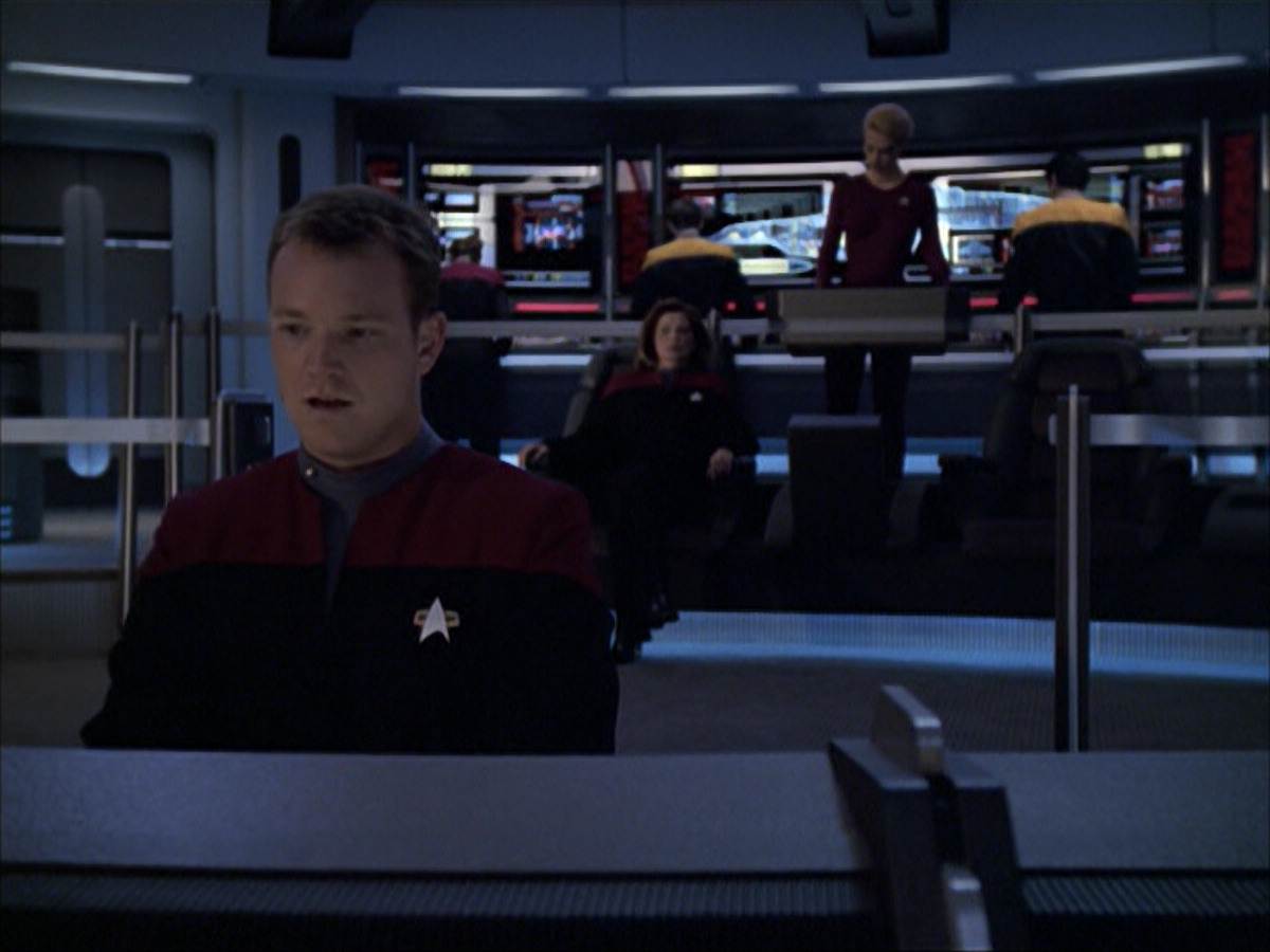 extant_StarTrek_VOY_6x07-DragonsTeeth_00635.jpg