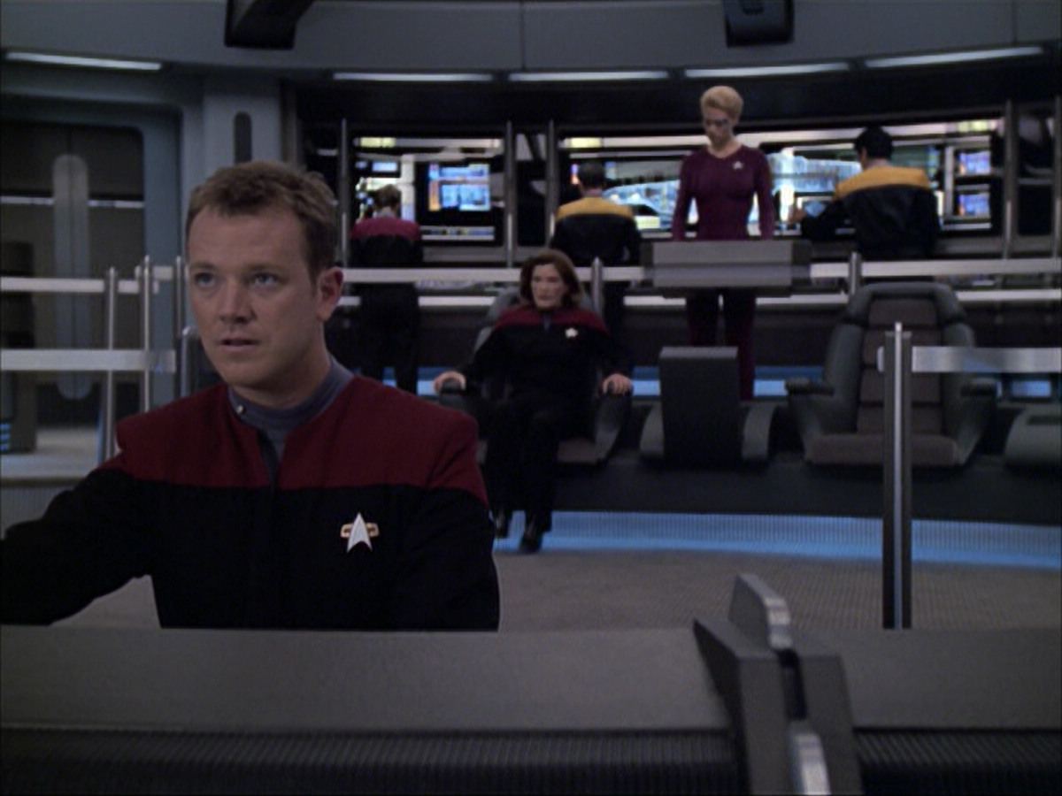 extant_StarTrek_VOY_6x07-DragonsTeeth_00640.jpg