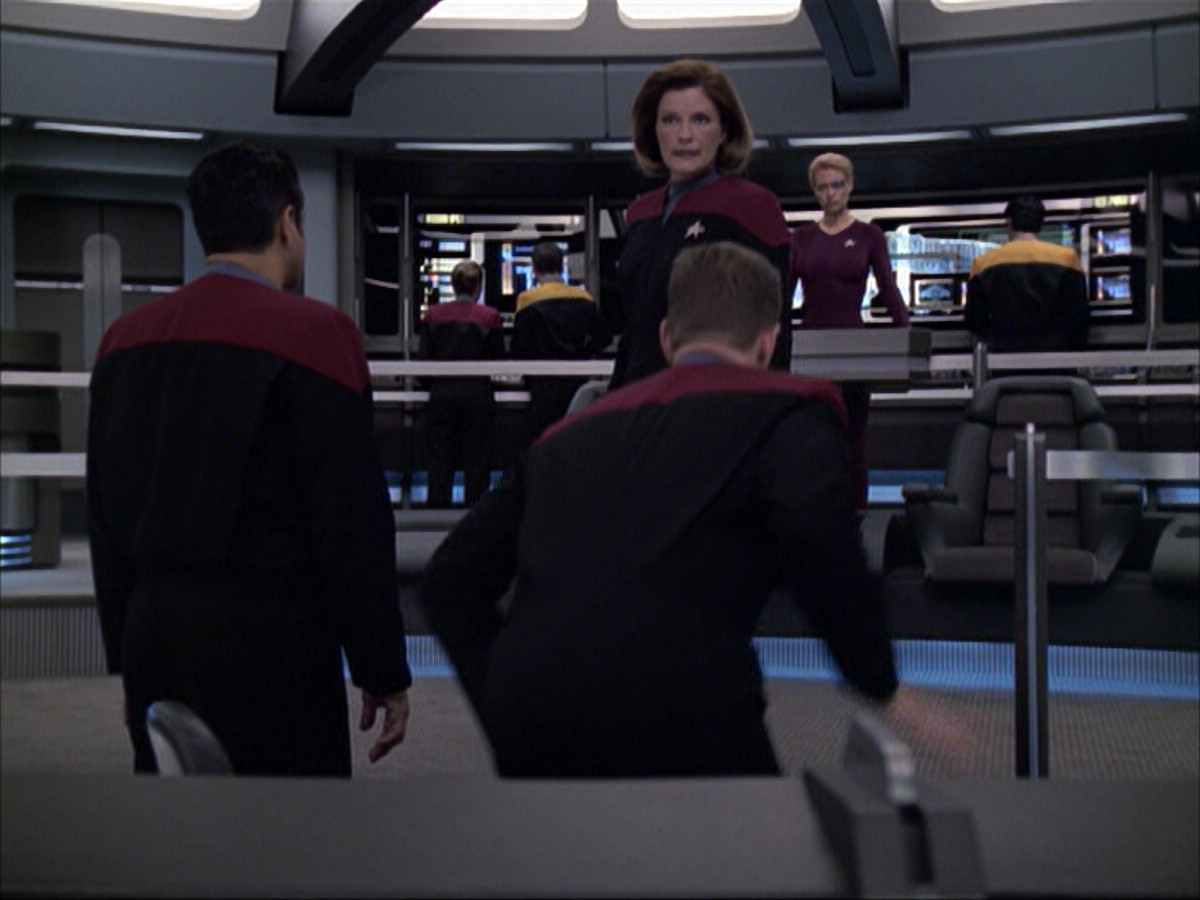 extant_StarTrek_VOY_6x07-DragonsTeeth_00648.jpg