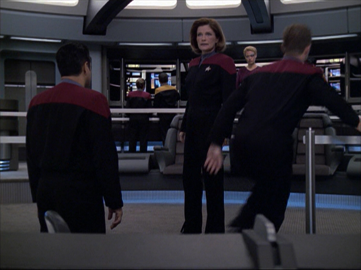 extant_StarTrek_VOY_6x07-DragonsTeeth_00649.jpg