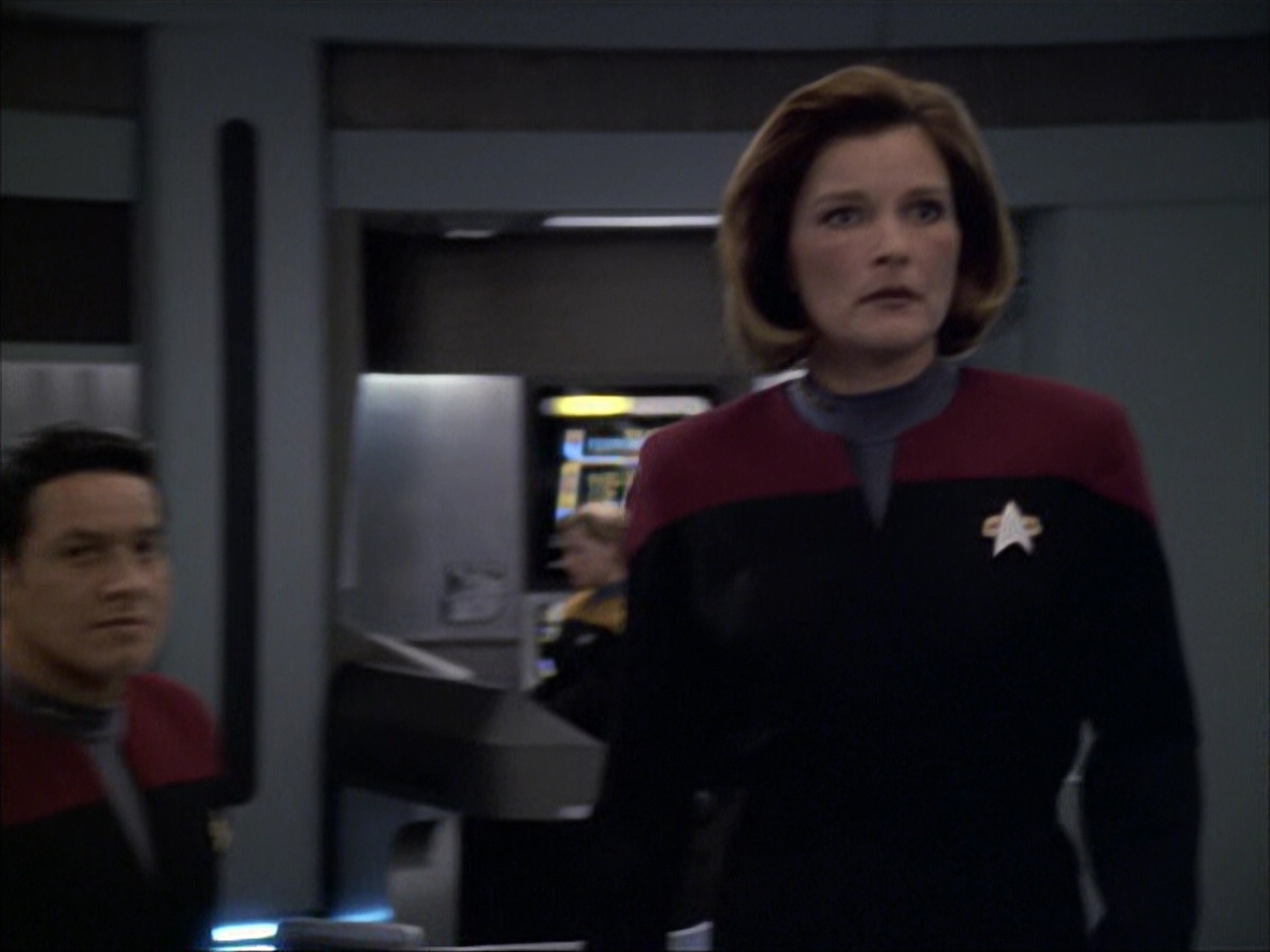 extant_StarTrek_VOY_6x07-DragonsTeeth_00665.jpg