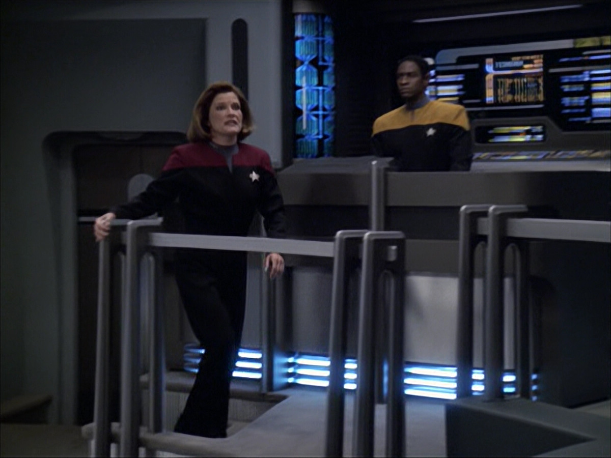 extant_StarTrek_VOY_6x07-DragonsTeeth_00682.jpg