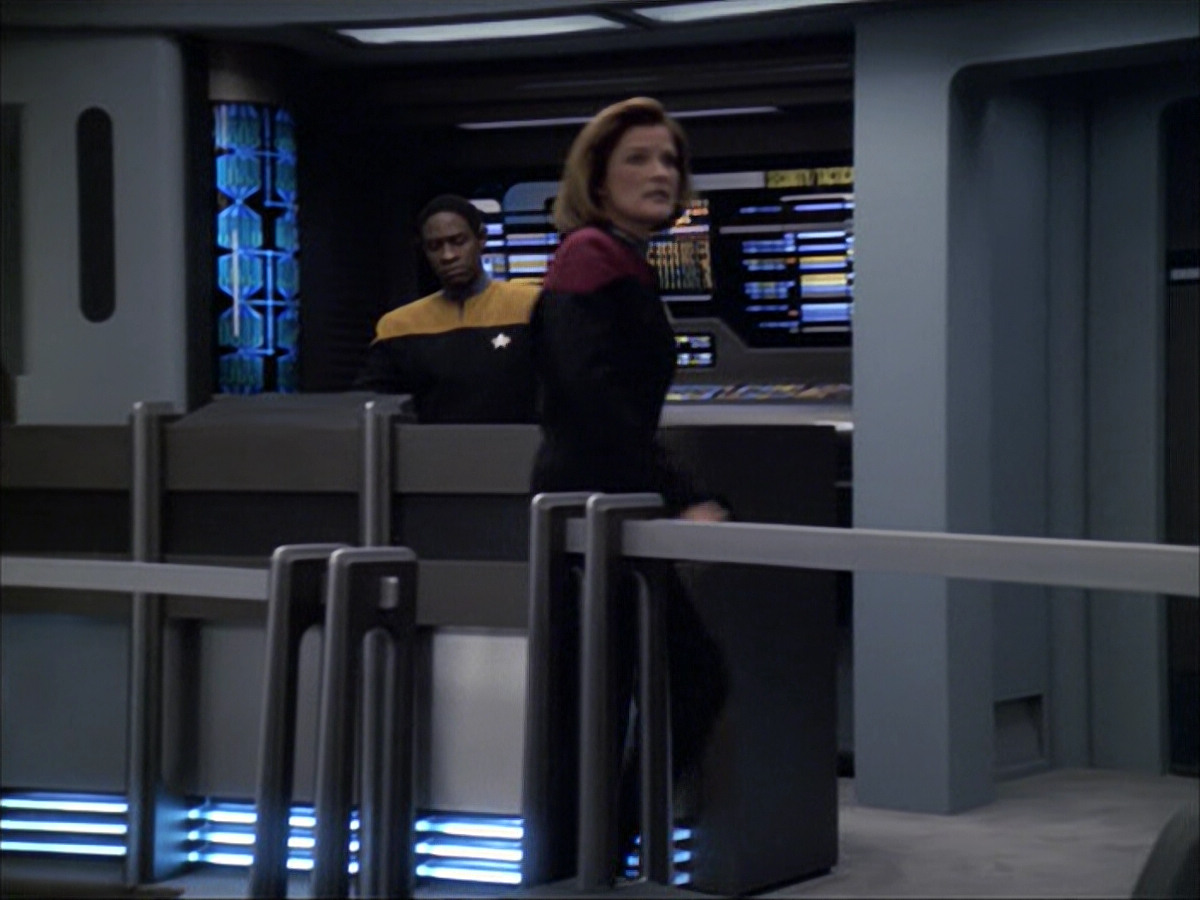 extant_StarTrek_VOY_6x07-DragonsTeeth_00684.jpg