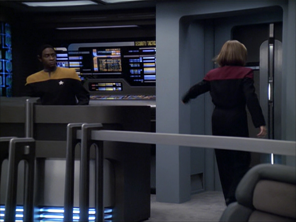 extant_StarTrek_VOY_6x07-DragonsTeeth_00686.jpg