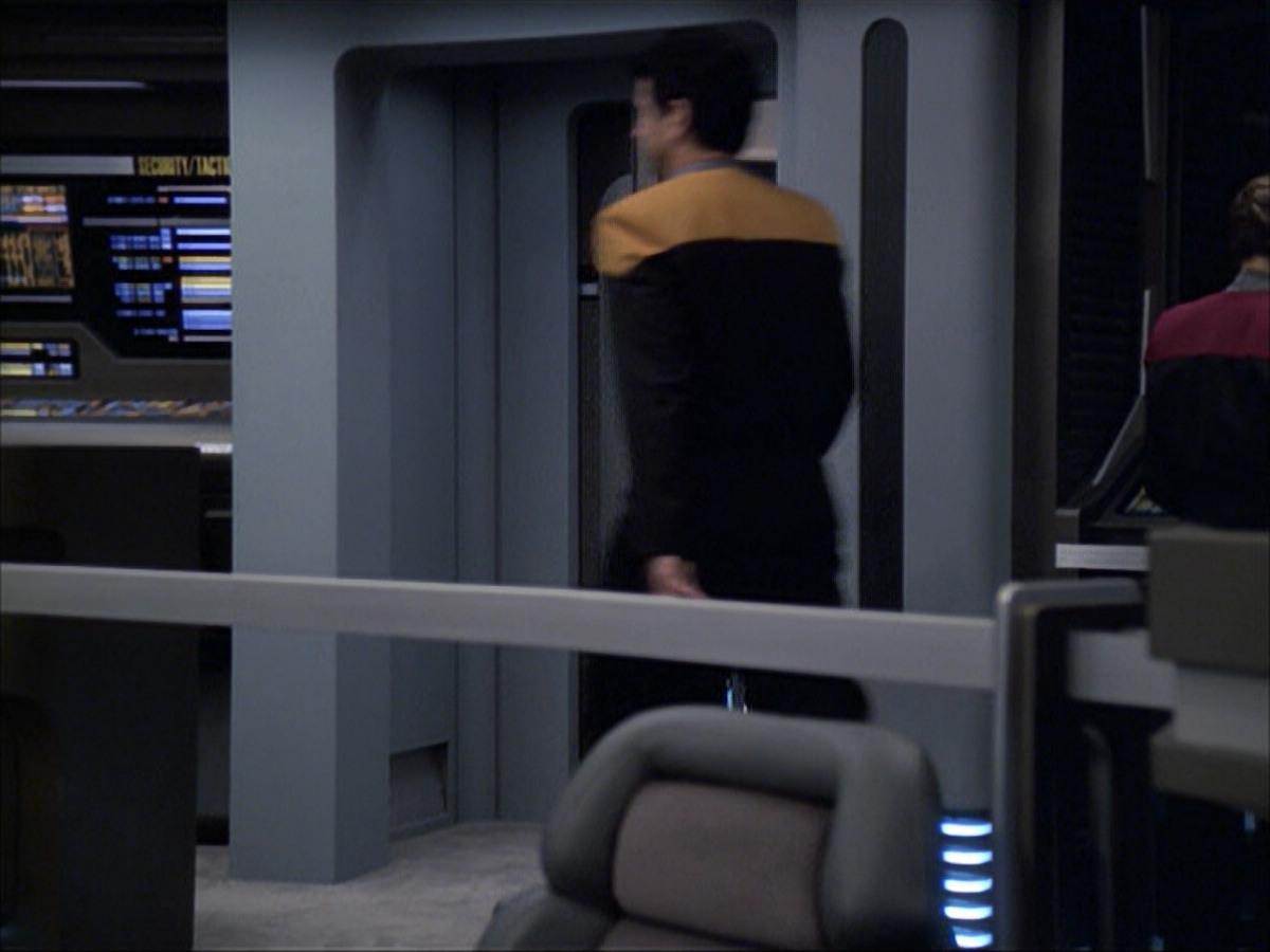 extant_StarTrek_VOY_6x07-DragonsTeeth_00692.jpg
