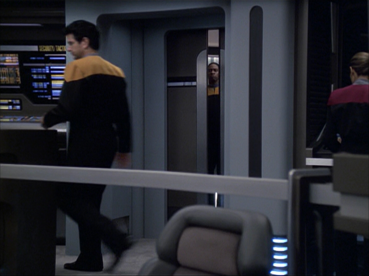 extant_StarTrek_VOY_6x07-DragonsTeeth_00693.jpg