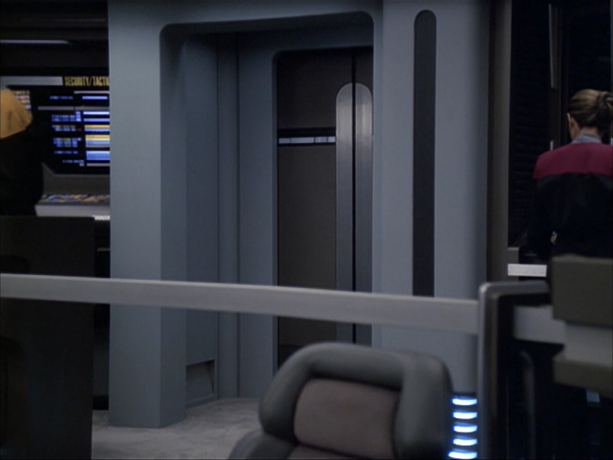 extant_StarTrek_VOY_6x07-DragonsTeeth_00694.jpg