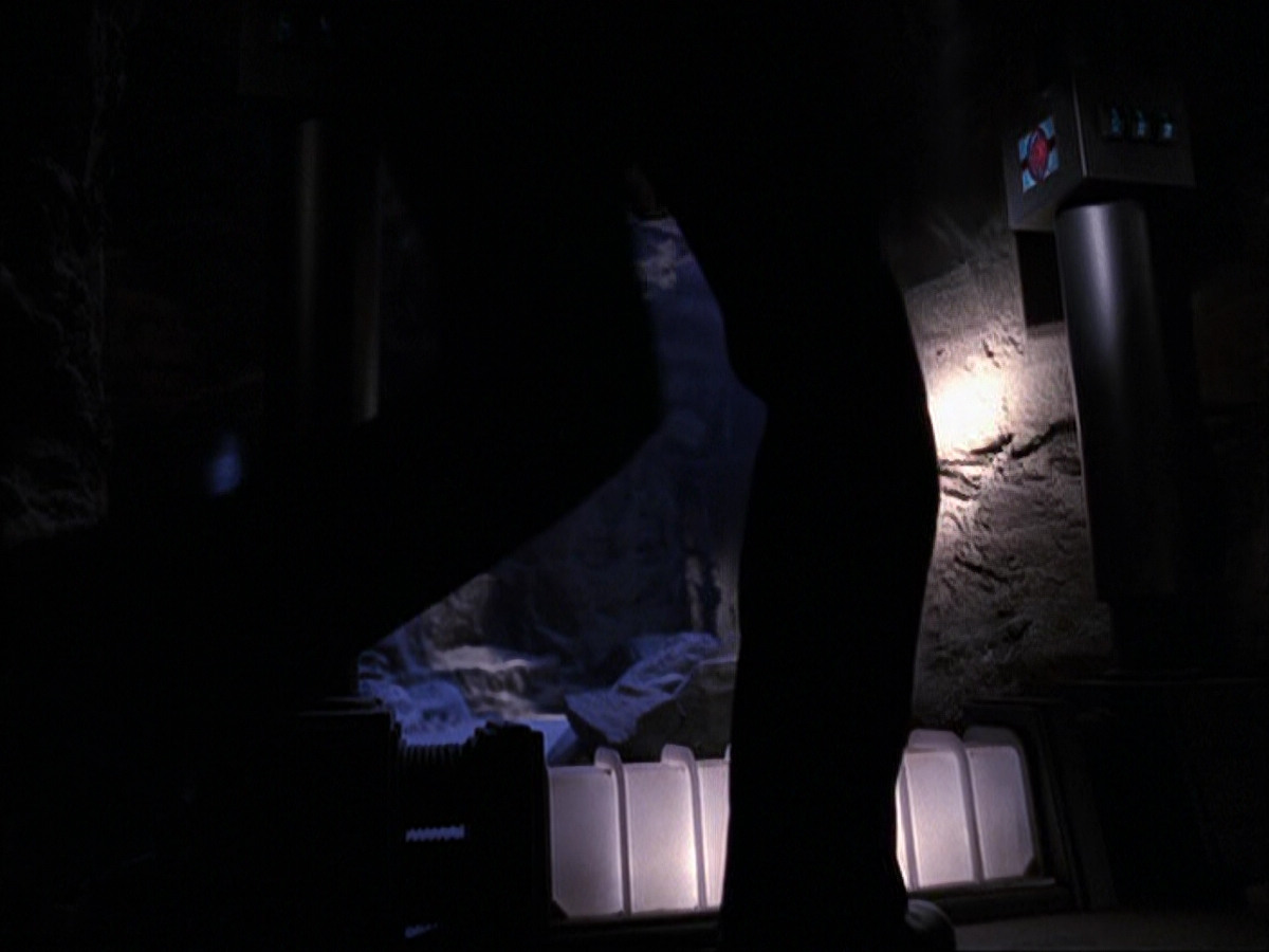 extant_StarTrek_VOY_6x07-DragonsTeeth_00700.jpg