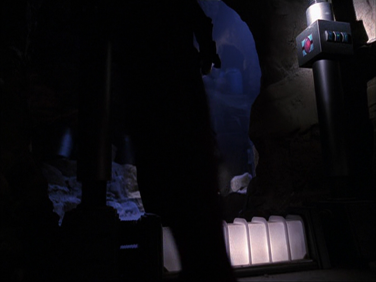 extant_StarTrek_VOY_6x07-DragonsTeeth_00702.jpg