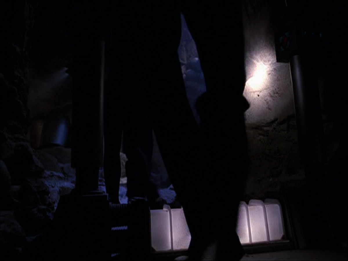 extant_StarTrek_VOY_6x07-DragonsTeeth_00706.jpg