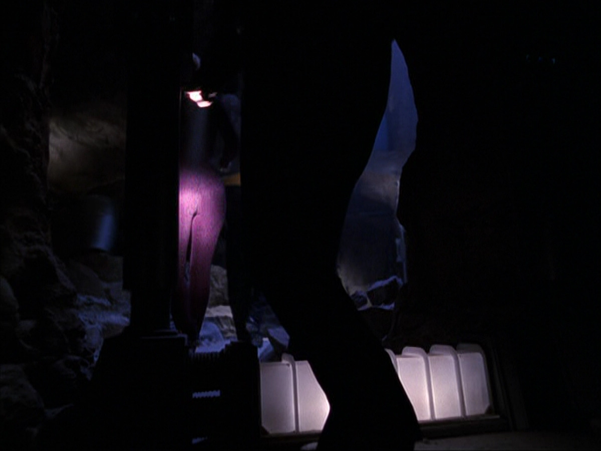 extant_StarTrek_VOY_6x07-DragonsTeeth_00707.jpg