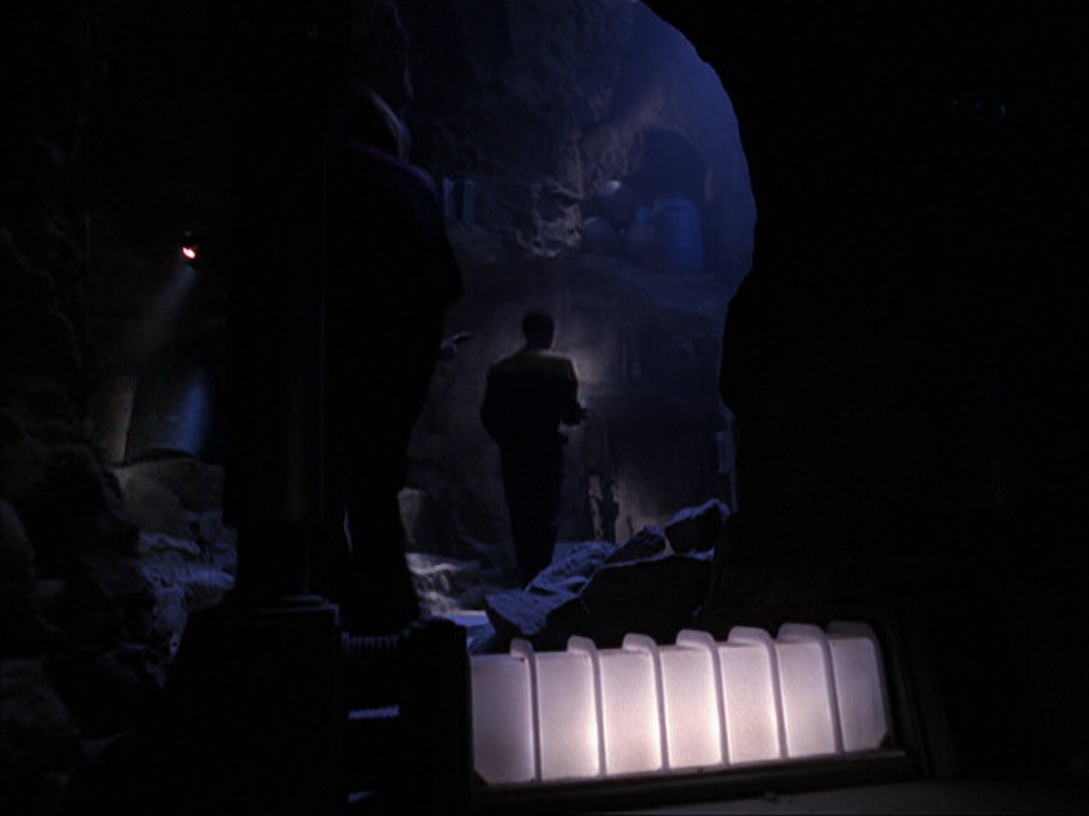extant_StarTrek_VOY_6x07-DragonsTeeth_00709.jpg