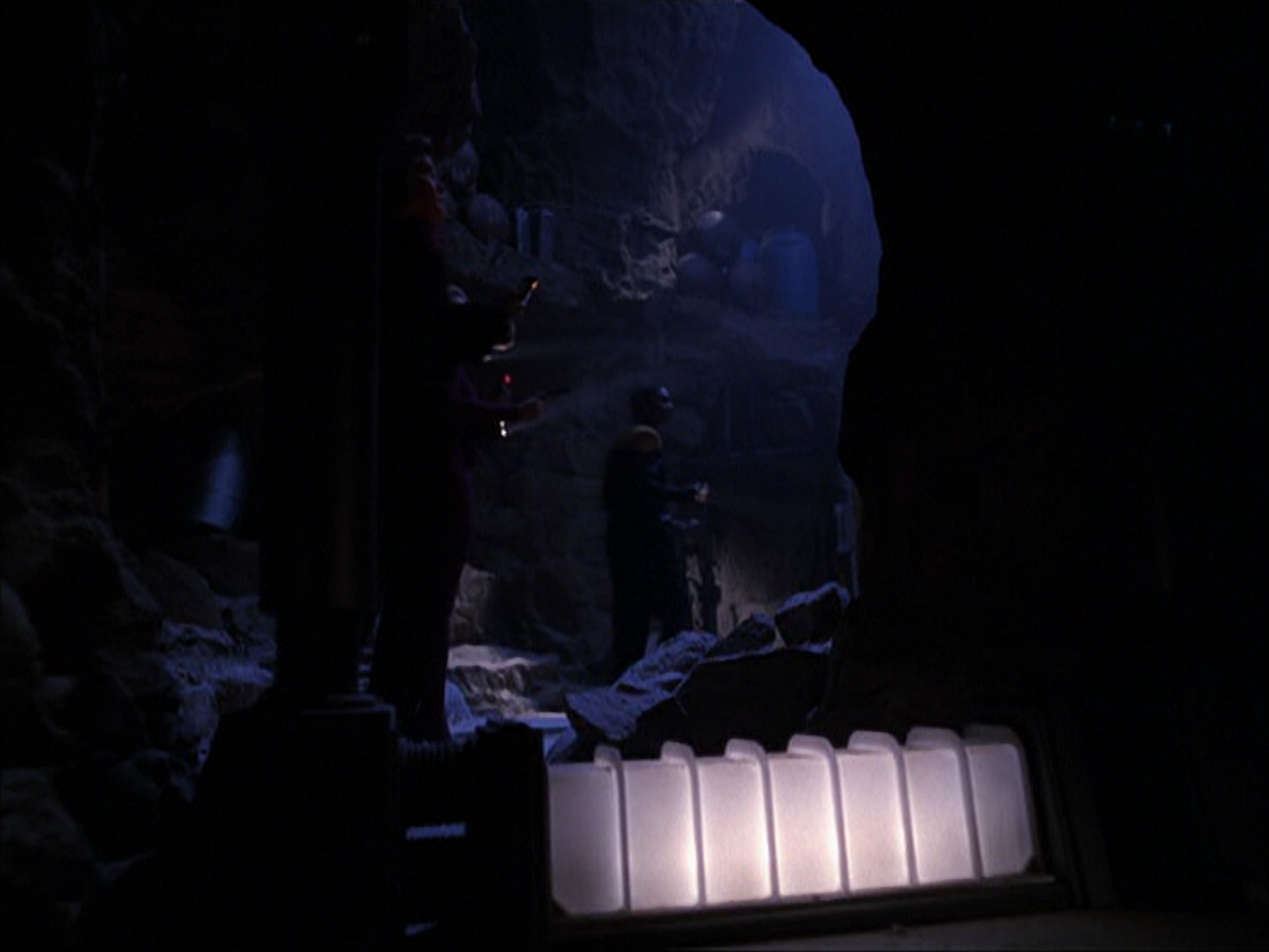 extant_StarTrek_VOY_6x07-DragonsTeeth_00710.jpg