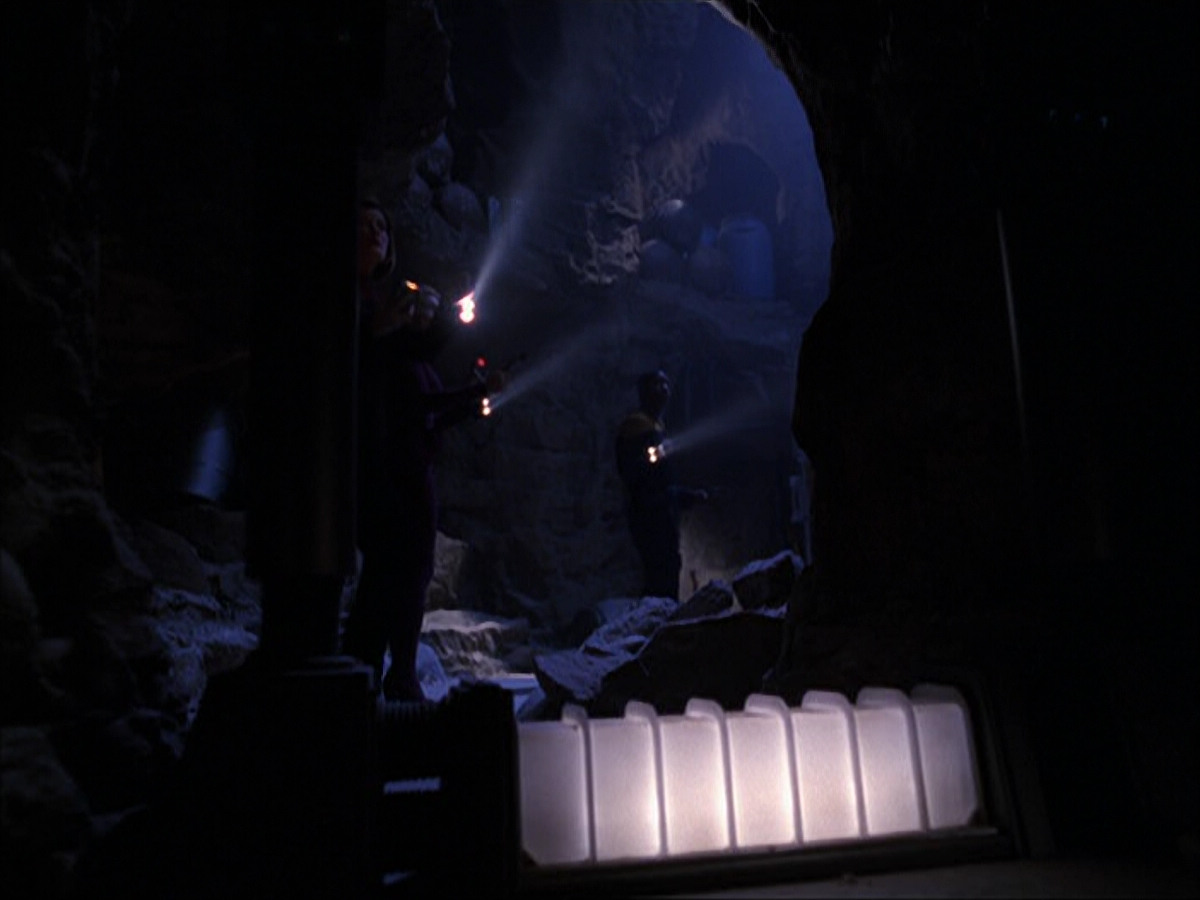 extant_StarTrek_VOY_6x07-DragonsTeeth_00711.jpg