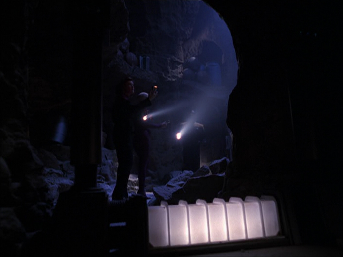 extant_StarTrek_VOY_6x07-DragonsTeeth_00713.jpg