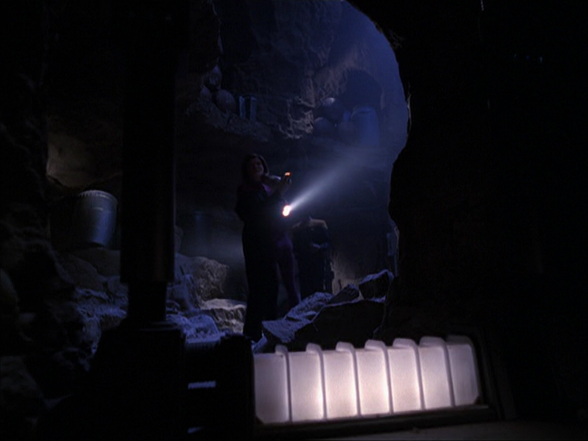 extant_StarTrek_VOY_6x07-DragonsTeeth_00715.jpg