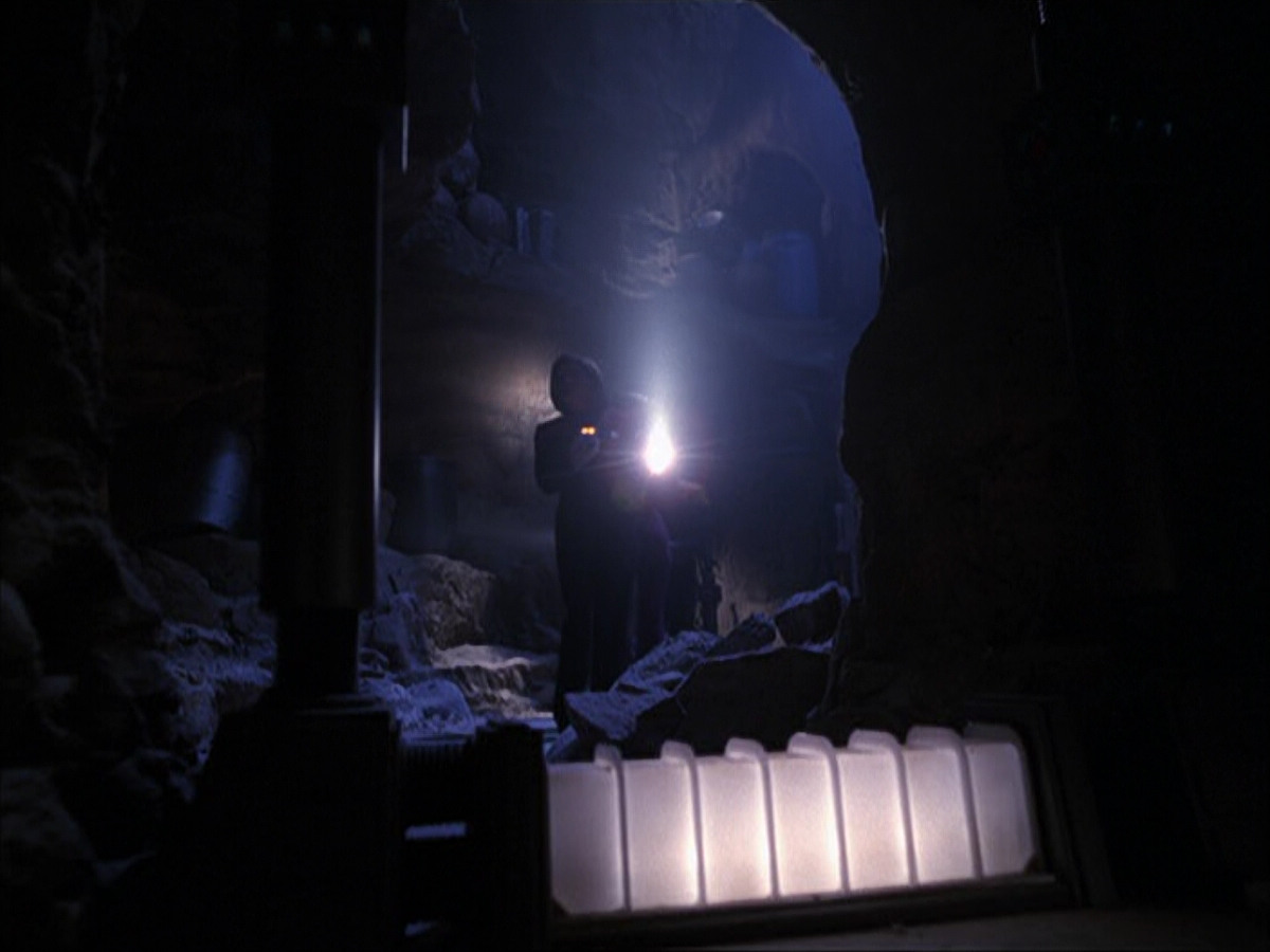 extant_StarTrek_VOY_6x07-DragonsTeeth_00716.jpg