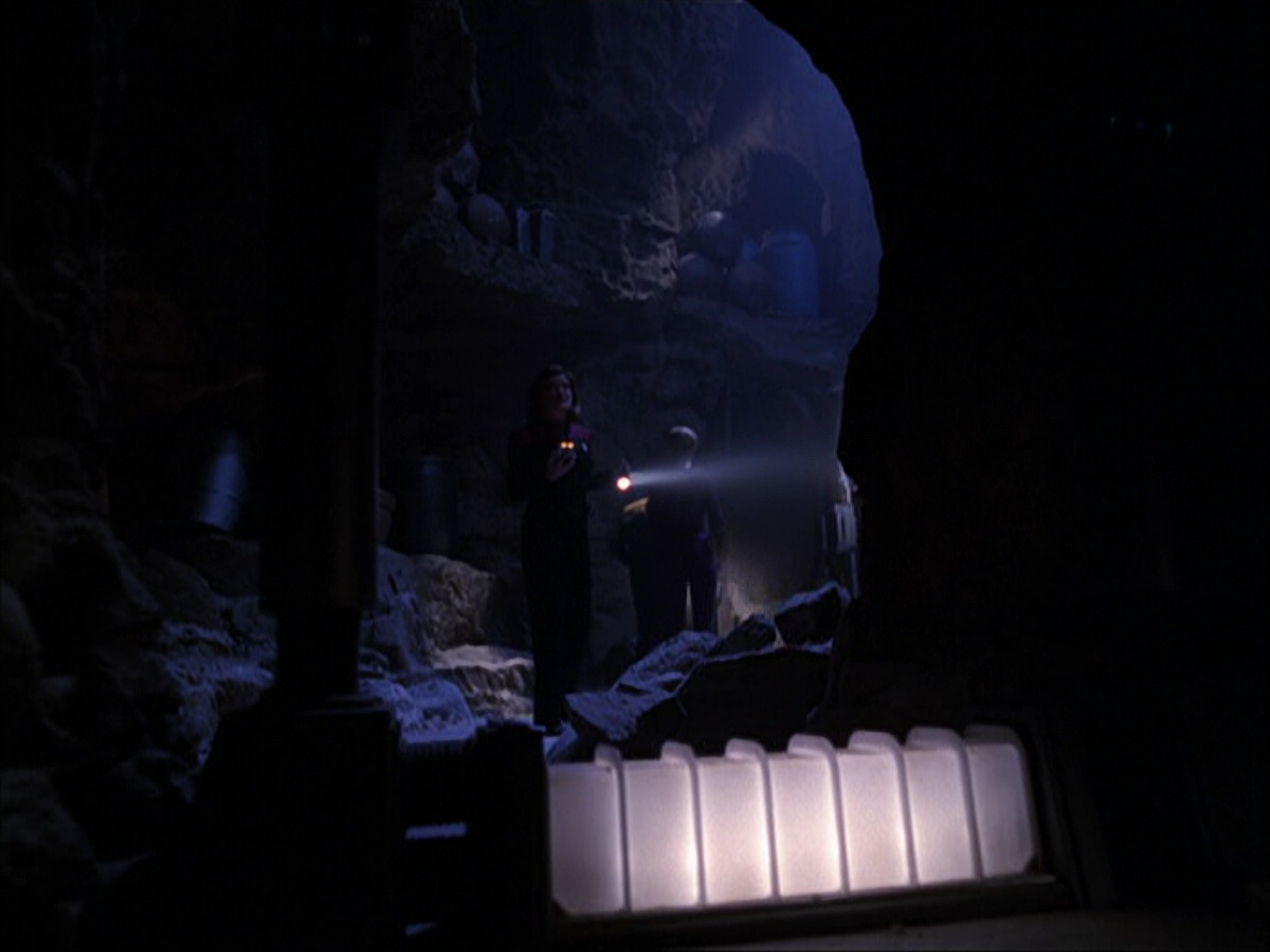 extant_StarTrek_VOY_6x07-DragonsTeeth_00718.jpg