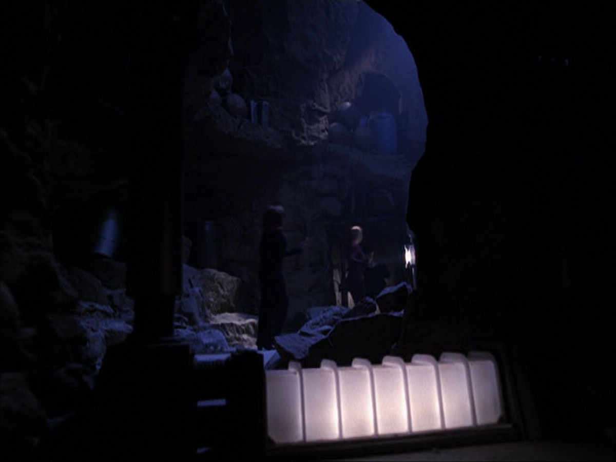 extant_StarTrek_VOY_6x07-DragonsTeeth_00722.jpg