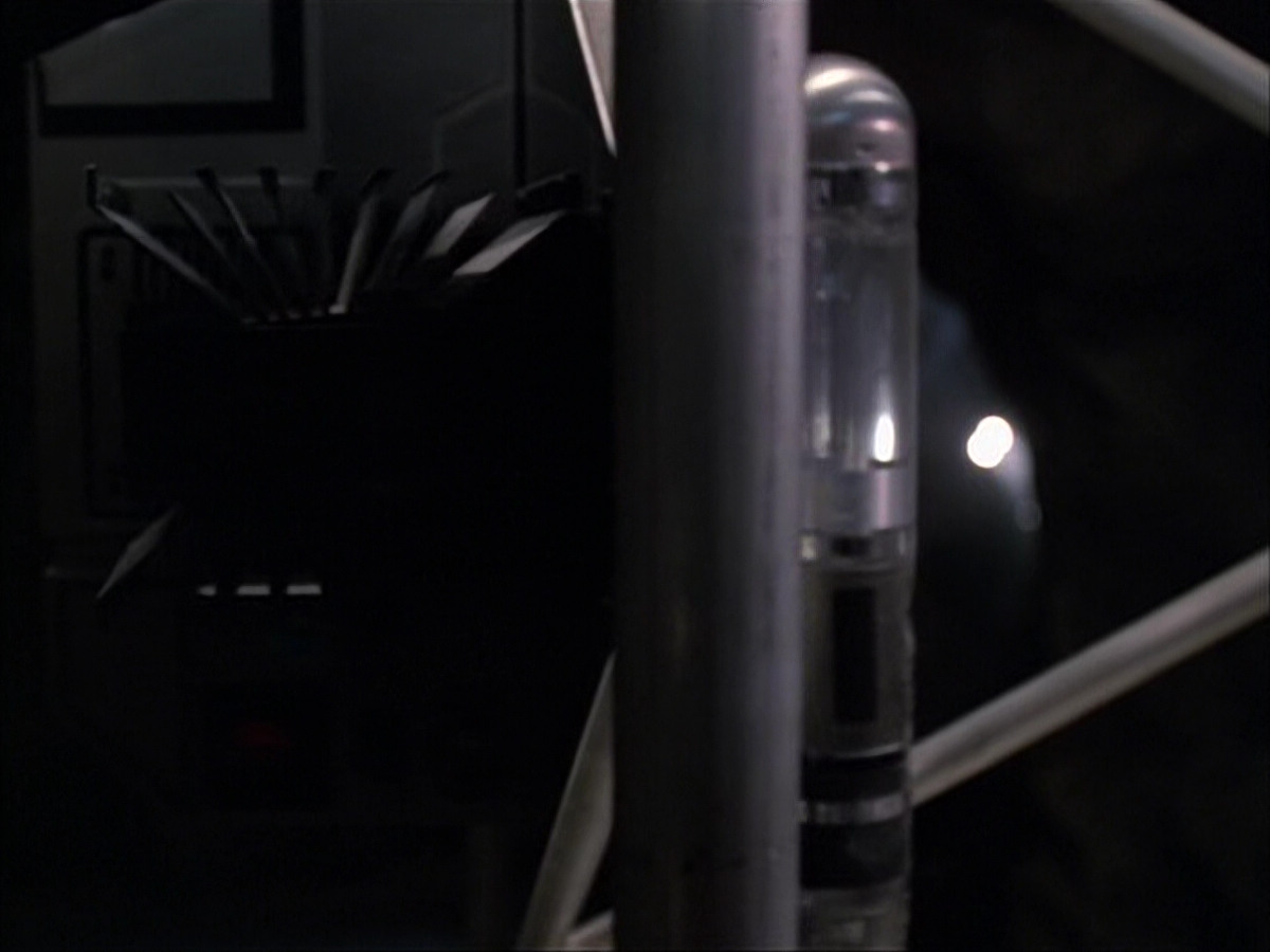 extant_StarTrek_VOY_6x07-DragonsTeeth_00725.jpg