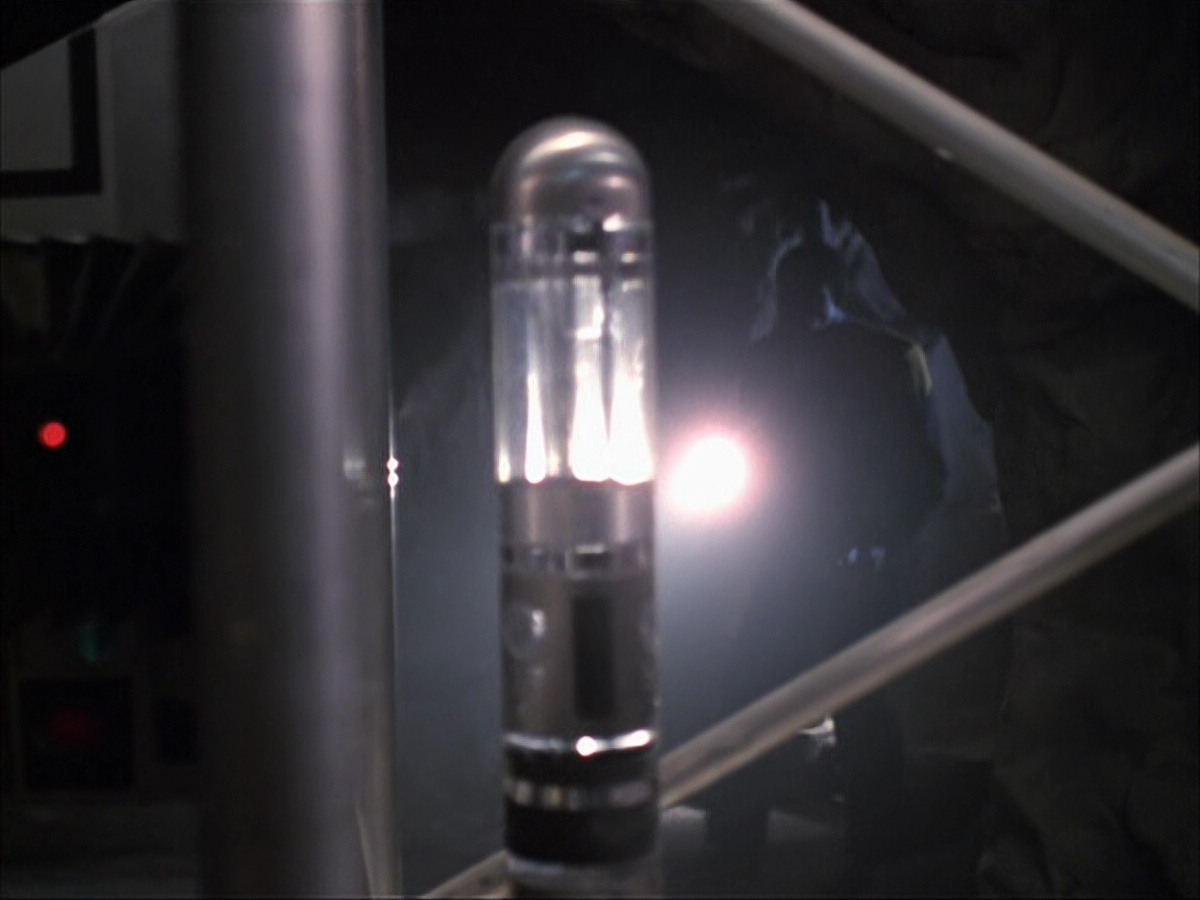 extant_StarTrek_VOY_6x07-DragonsTeeth_00727.jpg