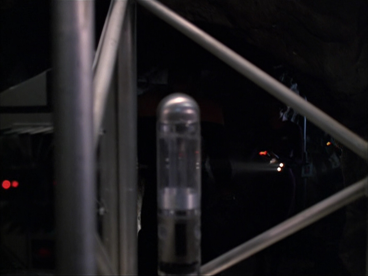 extant_StarTrek_VOY_6x07-DragonsTeeth_00730.jpg