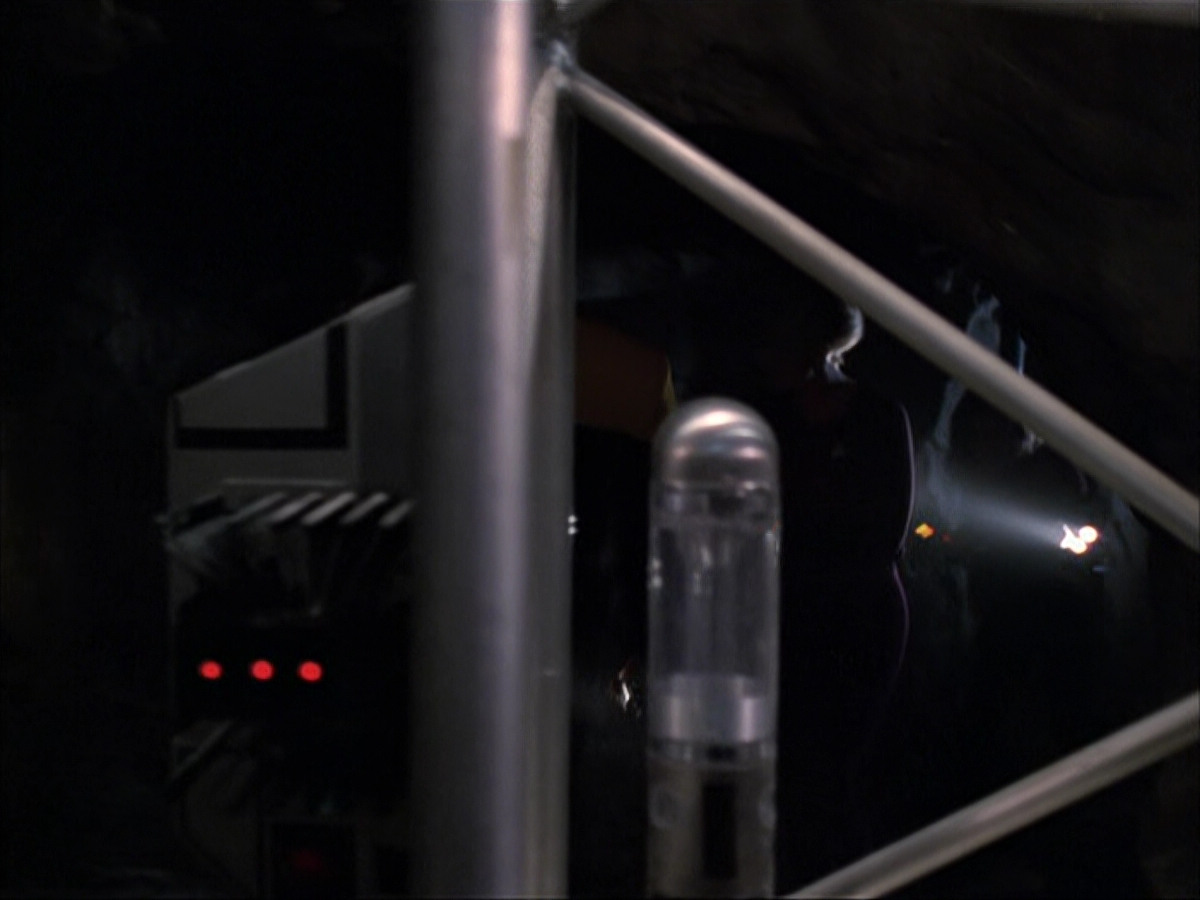 extant_StarTrek_VOY_6x07-DragonsTeeth_00731.jpg