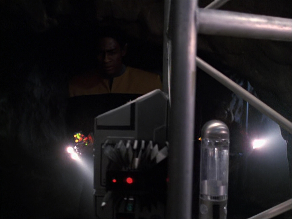 extant_StarTrek_VOY_6x07-DragonsTeeth_00732.jpg