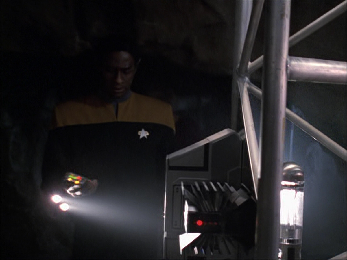extant_StarTrek_VOY_6x07-DragonsTeeth_00733.jpg