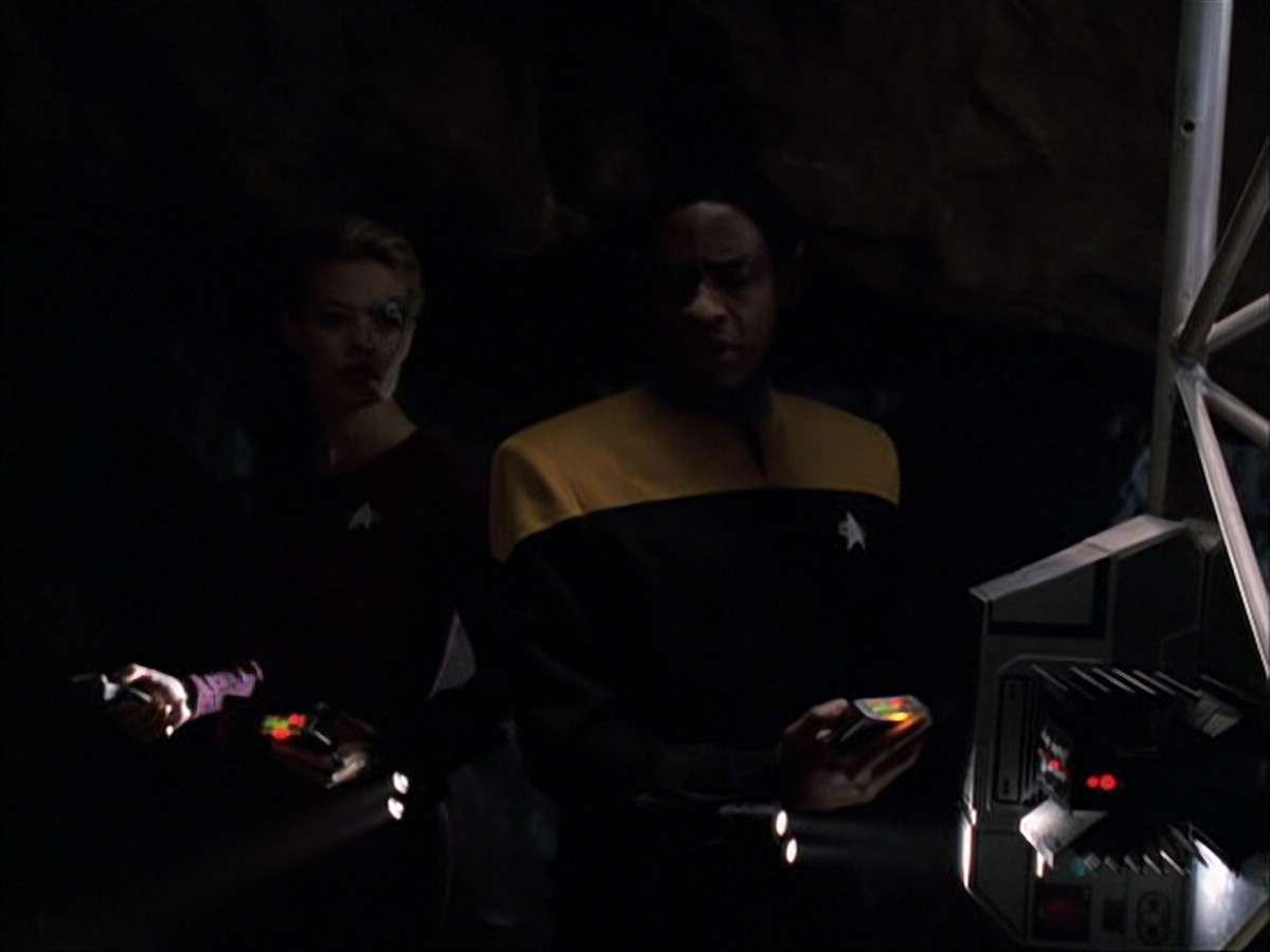 extant_StarTrek_VOY_6x07-DragonsTeeth_00736.jpg