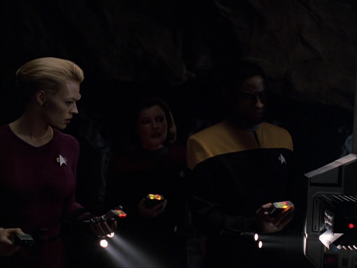 extant_StarTrek_VOY_6x07-DragonsTeeth_00738.jpg