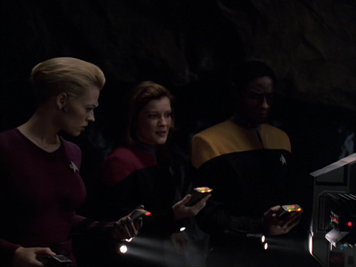 extant_StarTrek_VOY_6x07-DragonsTeeth_00739.jpg