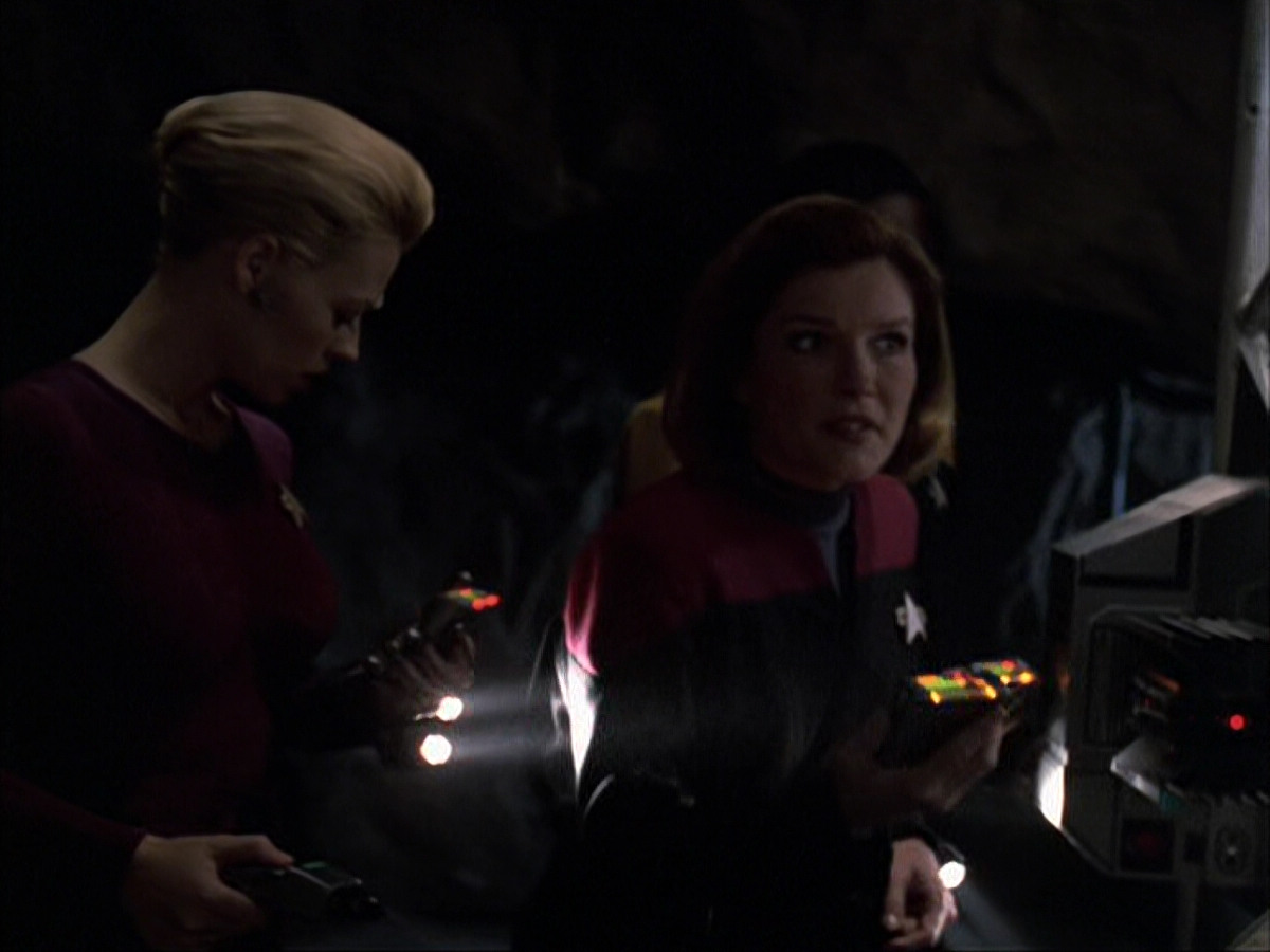 extant_StarTrek_VOY_6x07-DragonsTeeth_00741.jpg
