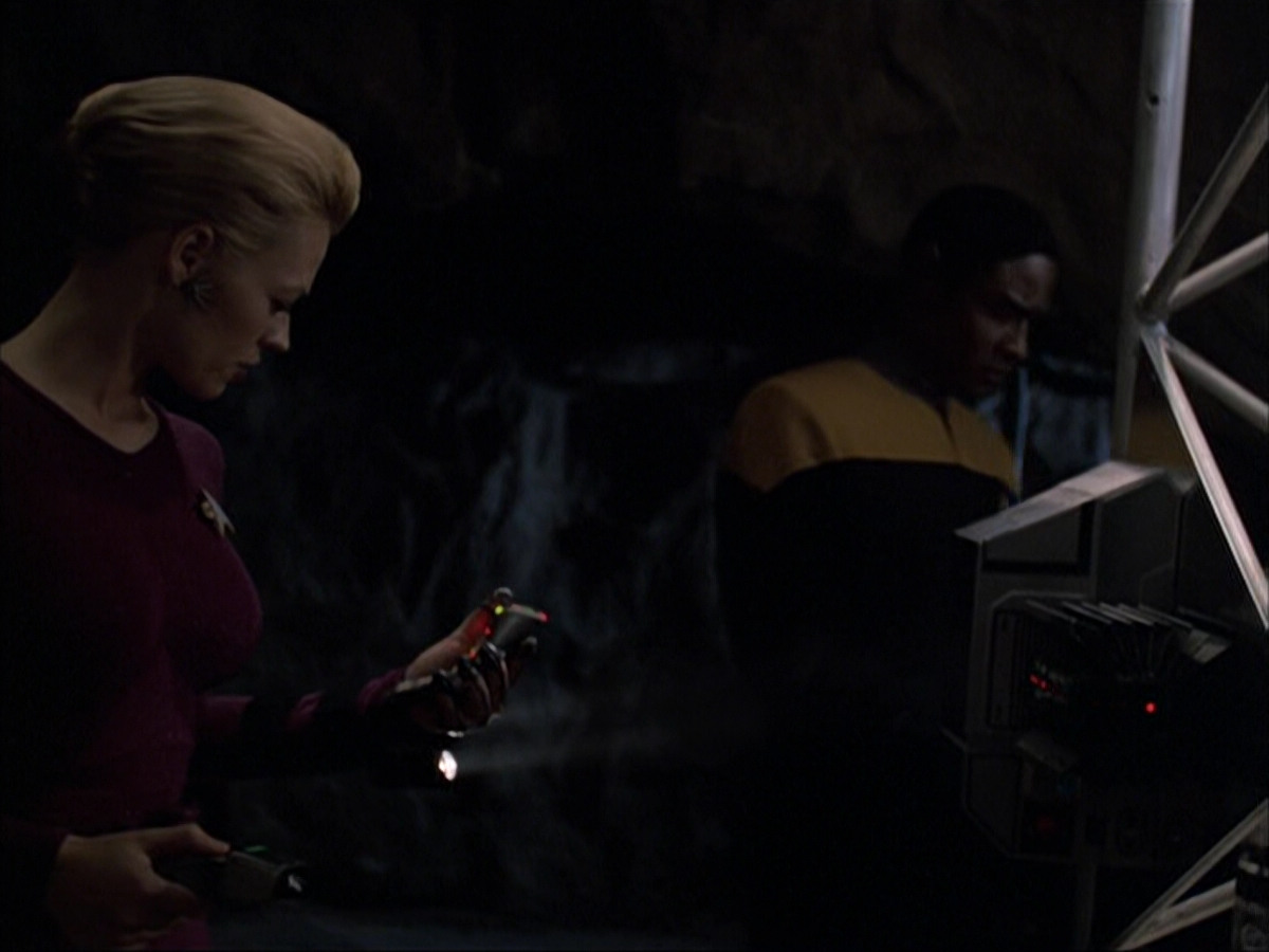 extant_StarTrek_VOY_6x07-DragonsTeeth_00743.jpg
