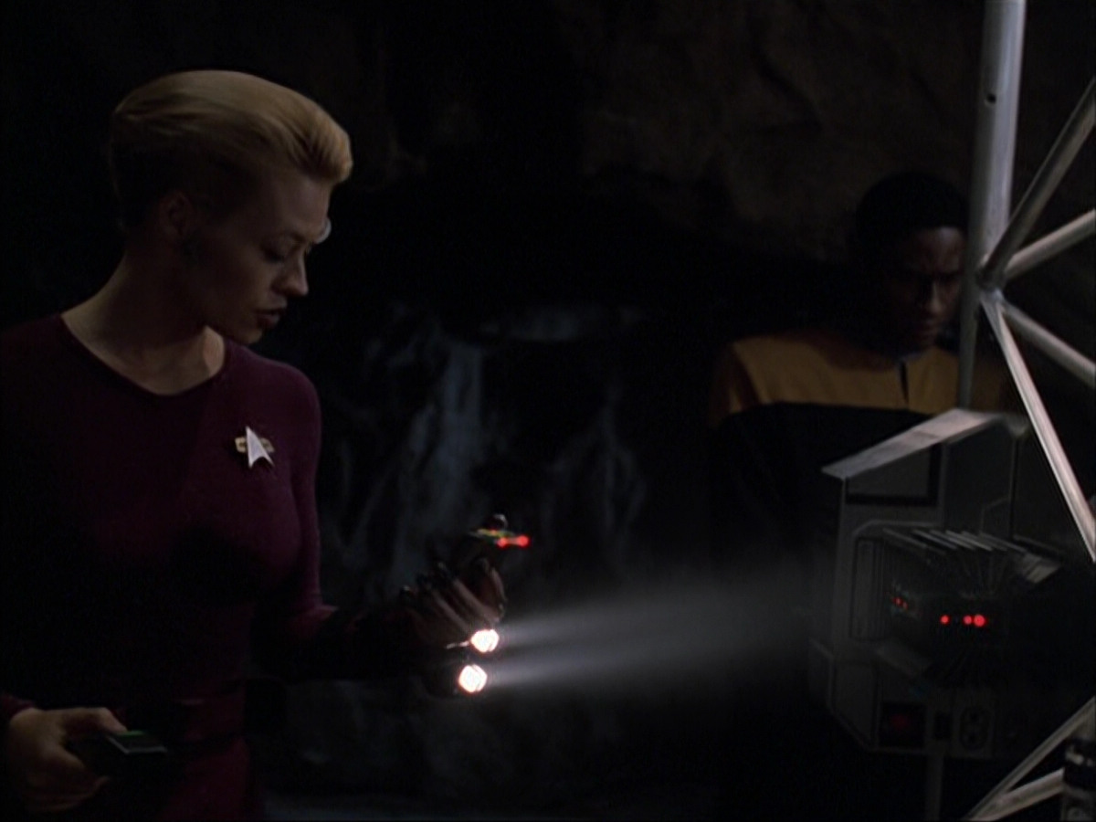 extant_StarTrek_VOY_6x07-DragonsTeeth_00744.jpg