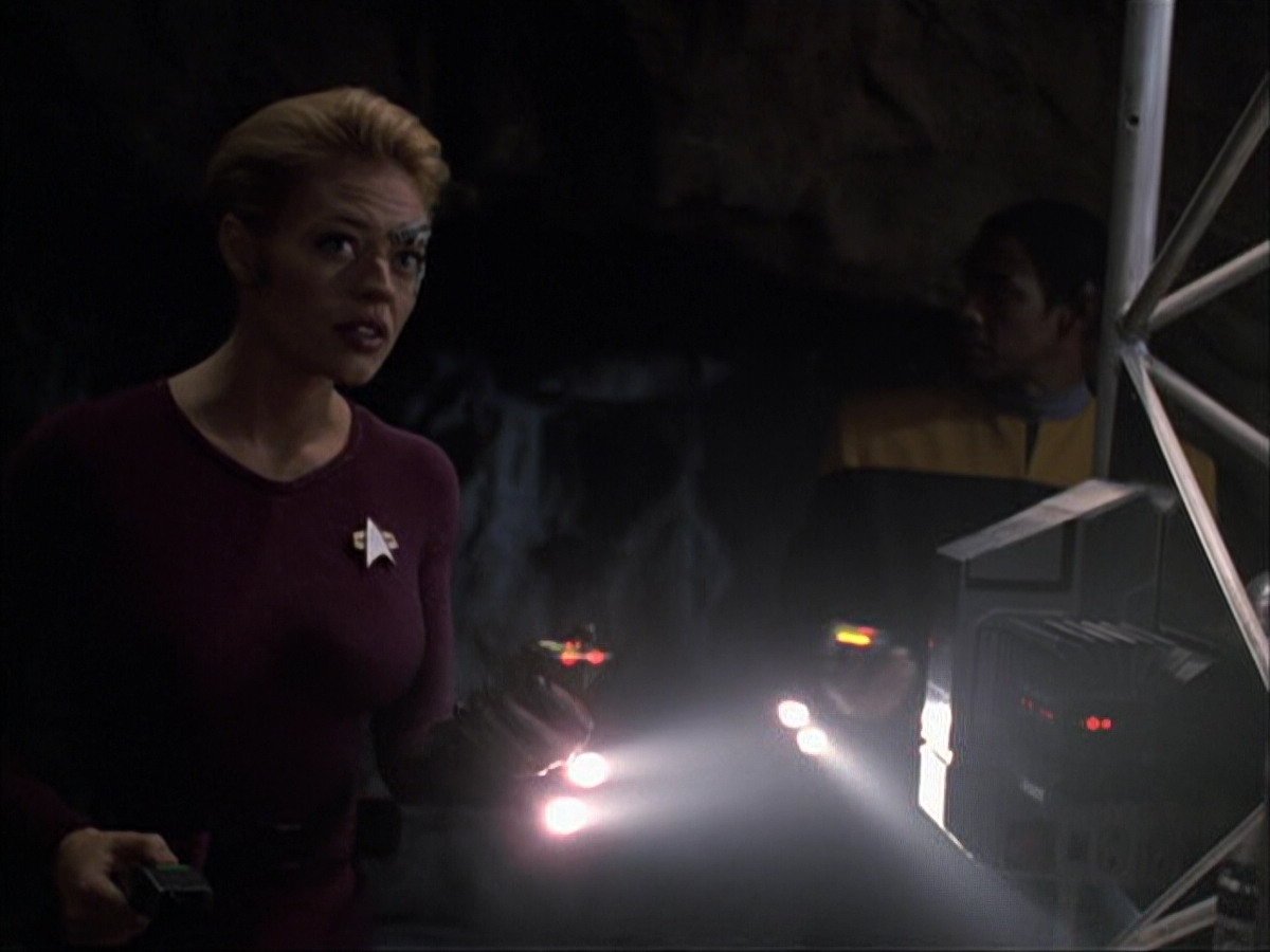 extant_StarTrek_VOY_6x07-DragonsTeeth_00745.jpg