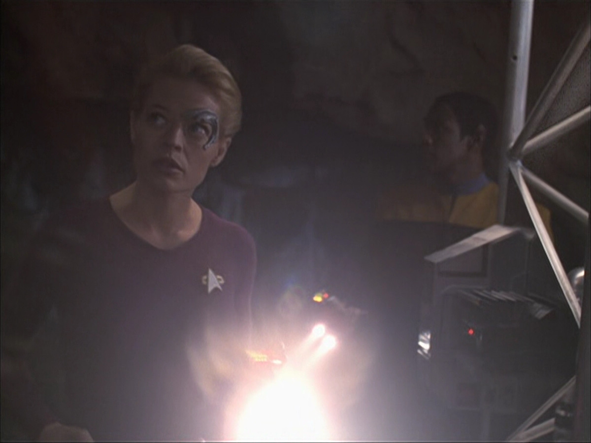 extant_StarTrek_VOY_6x07-DragonsTeeth_00746.jpg