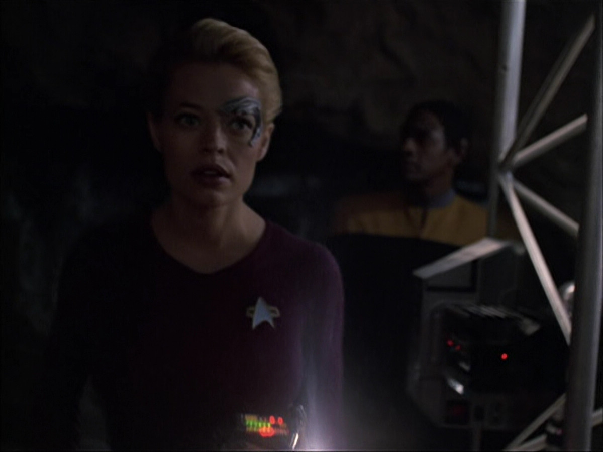 extant_StarTrek_VOY_6x07-DragonsTeeth_00747.jpg