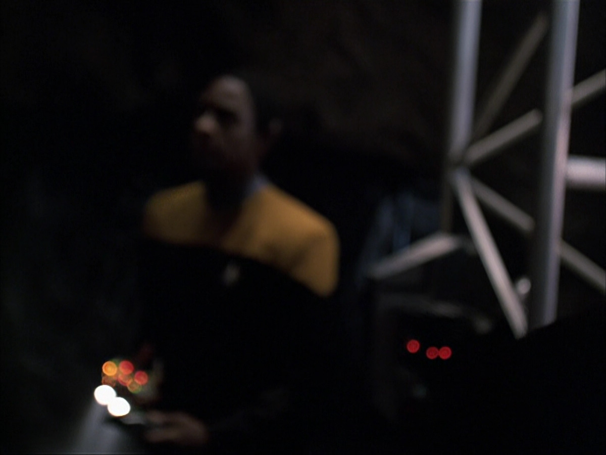 extant_StarTrek_VOY_6x07-DragonsTeeth_00749.jpg