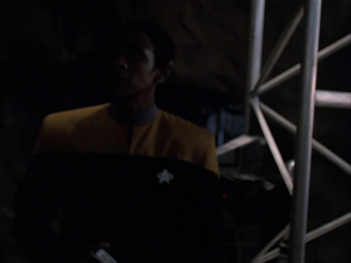 extant_StarTrek_VOY_6x07-DragonsTeeth_00750.jpg