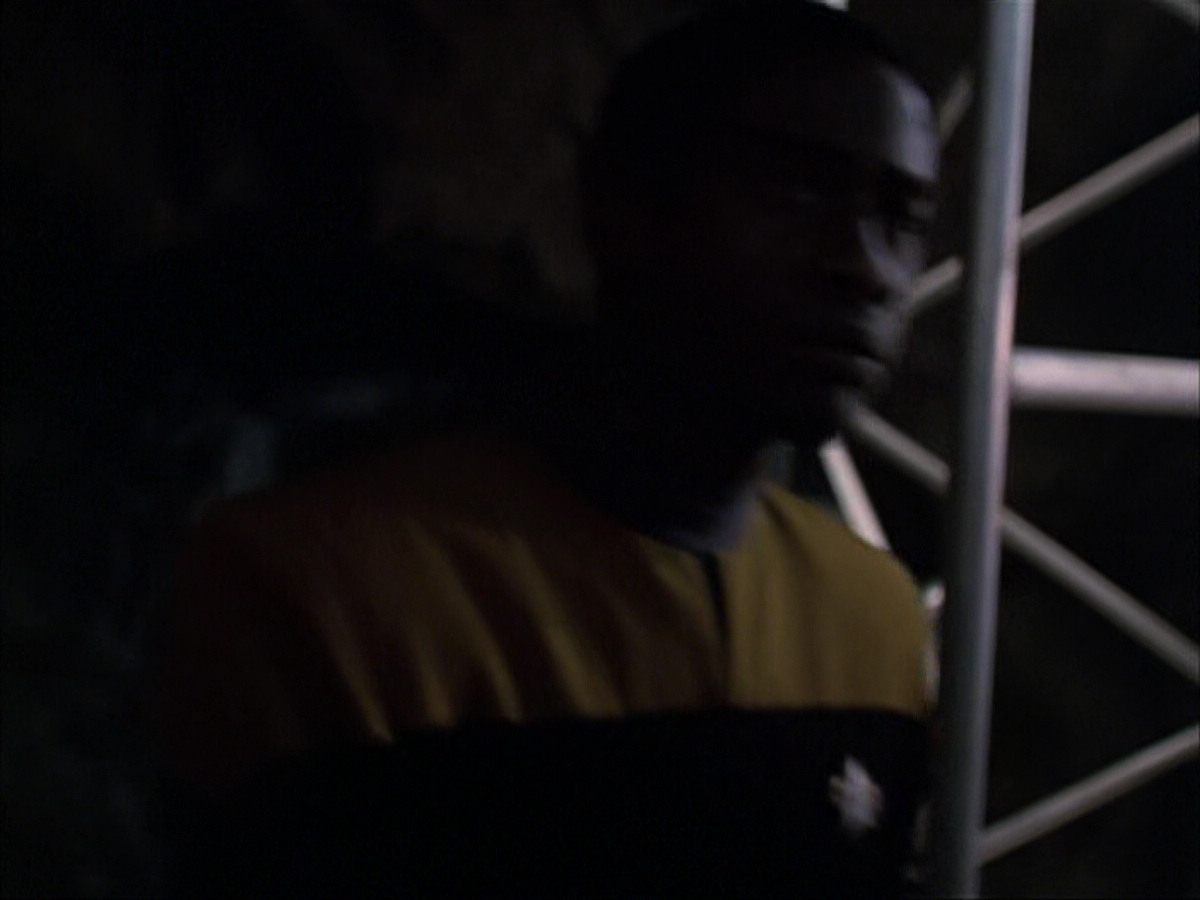 extant_StarTrek_VOY_6x07-DragonsTeeth_00751.jpg