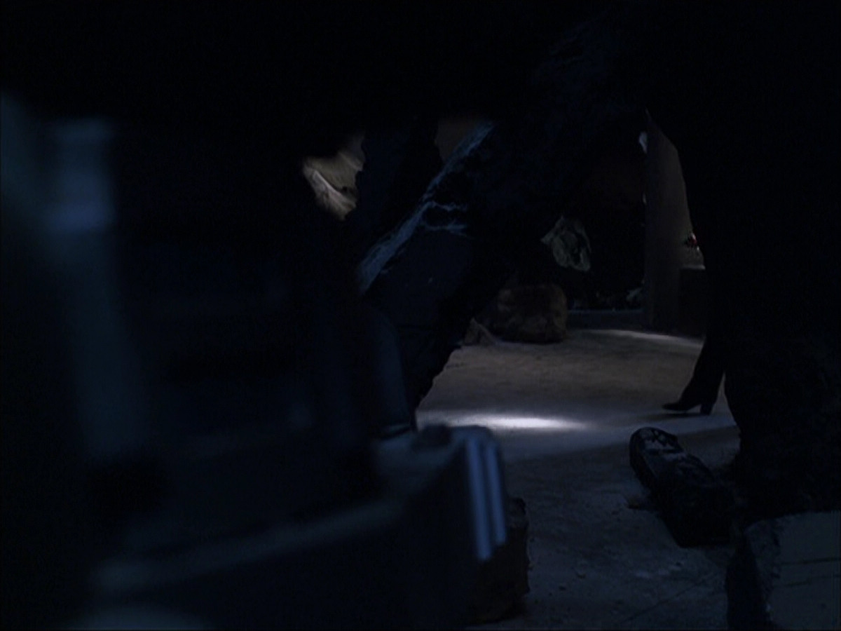 extant_StarTrek_VOY_6x07-DragonsTeeth_00752.jpg