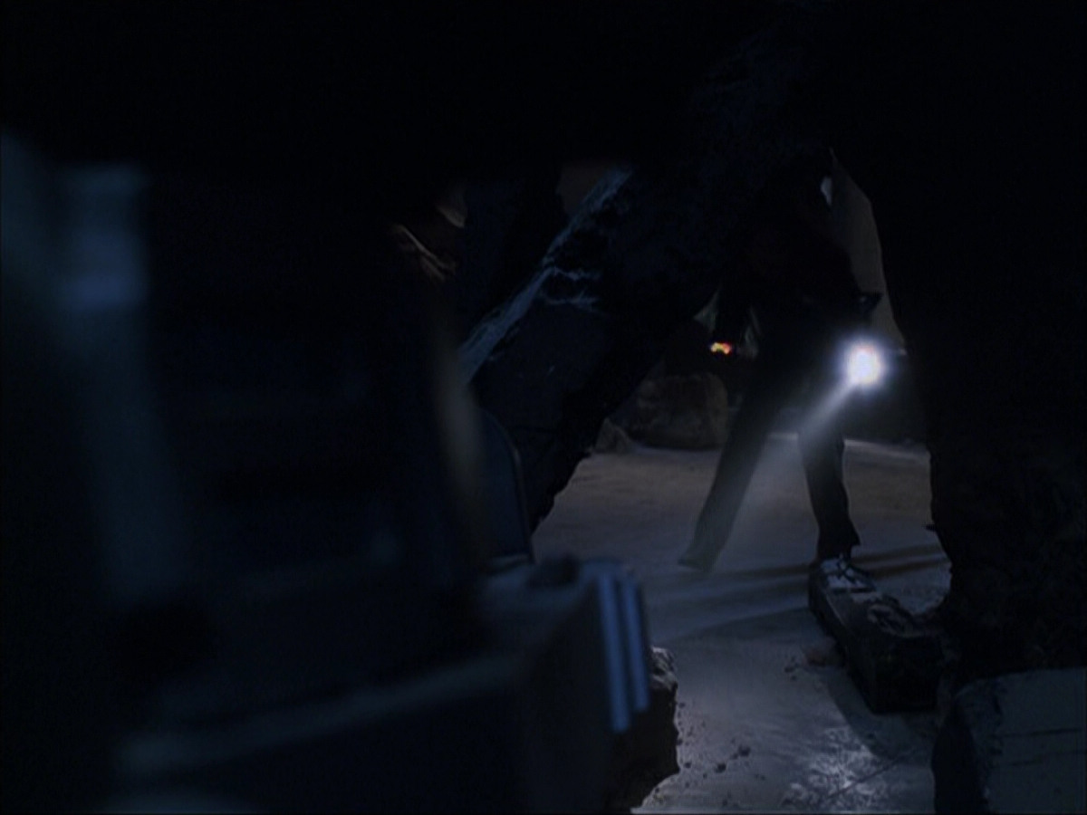 extant_StarTrek_VOY_6x07-DragonsTeeth_00754.jpg